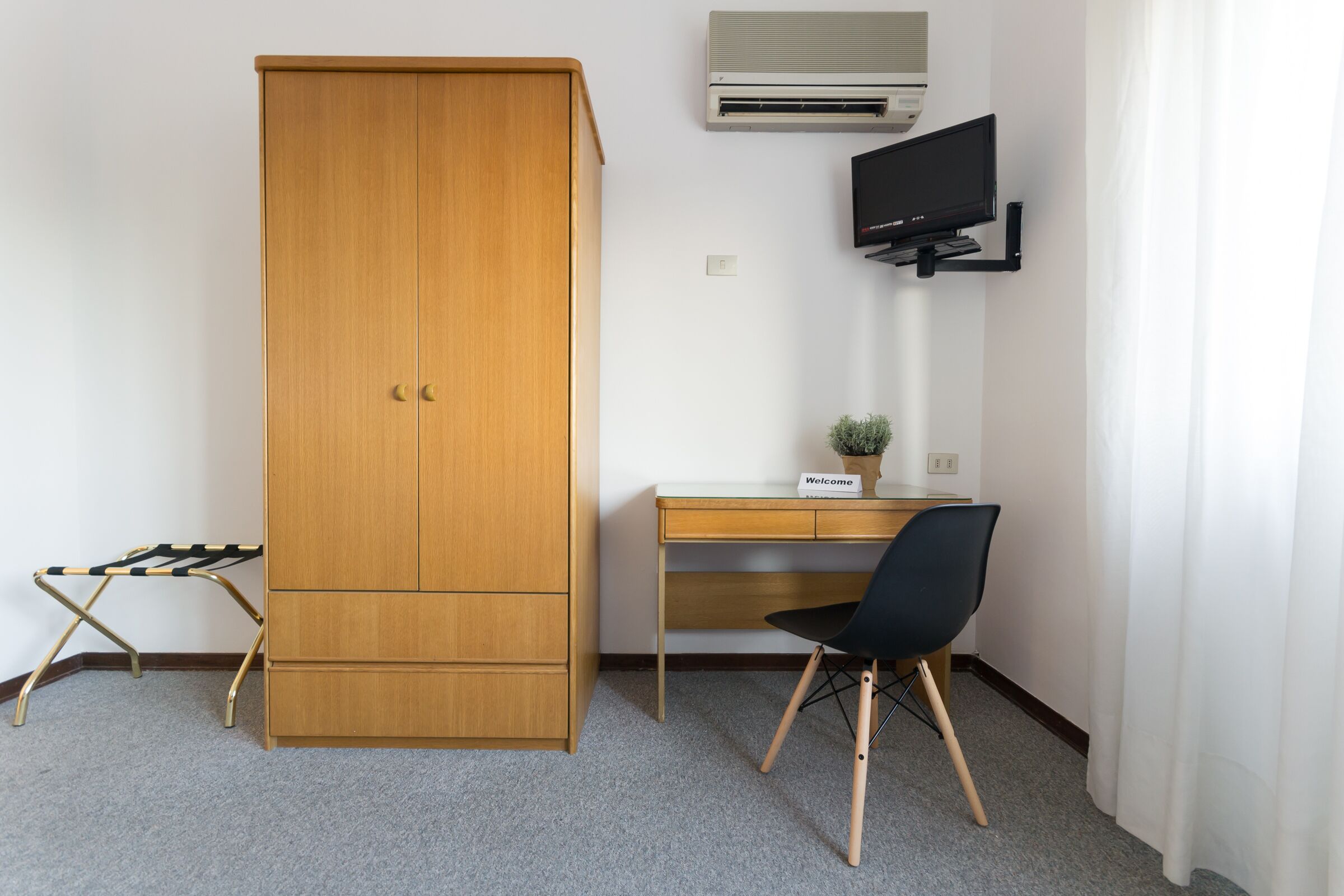 Double Room | Down duvets, desk, laptop workspace, iron/ironing board