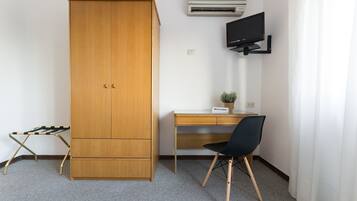 Double Room | Down duvets, desk, laptop workspace, iron/ironing board