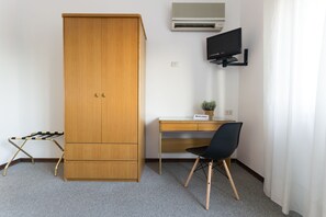 Double Room | Down comforters, desk, laptop workspace, iron/ironing board - UniHò Hostel (Pavia)