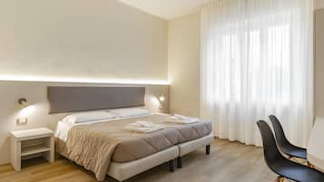 Superior-Doppelzimmer | Daunenbettdecken, Schreibtisch, laptopgeeigneter Arbeitsplatz