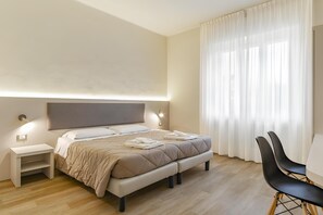 Superior Double Room | Down duvets, desk, laptop workspace, iron/ironing board - UniHò Hostel (Pavia)