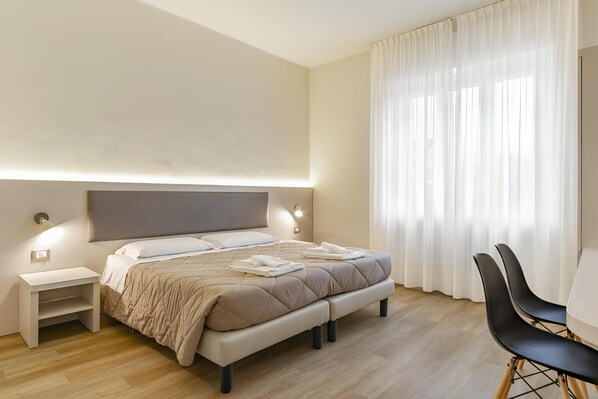 Superior Double Room | Down comforters, desk, laptop workspace, iron/ironing board - UniHò Hostel (Pavia)