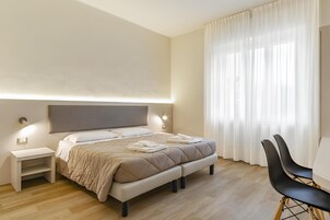 Habitación doble superior | Edredones de plumas, escritorio, espacio para trabajar con un portátil