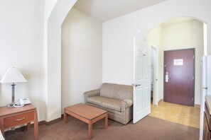 Escritorio, tabla de planchar con plancha, wifi gratis y ropa de cama