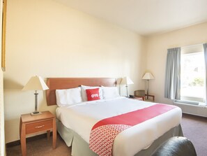 客房, 1 张特大床, 无障碍 | 办公桌、熨斗/熨衣板、免费 WiFi、床单