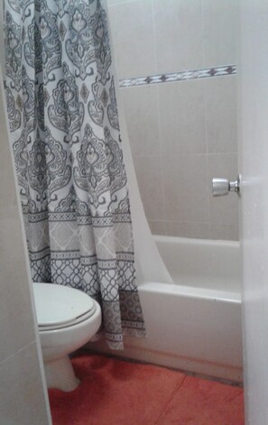 Baignoire, sèche-cheveux, serviettes fournies, savon