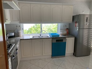 Réfrigérateur, four à micro-ondes, un four, lave-vaisselle