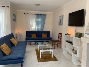 Téléviseur, foyer, livres