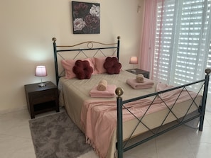 Tabla de planchar con plancha, wifi y ropa de cama