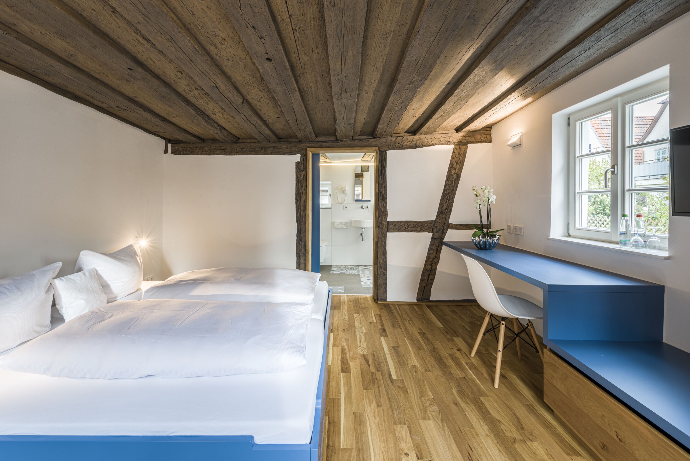 Una camera da letto con un letto, una scrivania e una finestra.