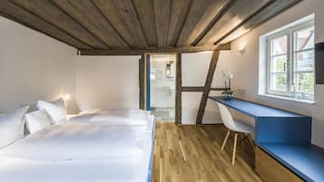 Una camera da letto con un letto, una scrivania e una finestra.