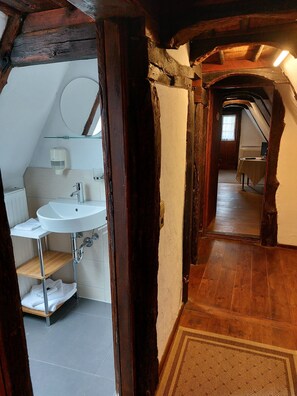 Quadruple Room, Ensuite | Bathroom - Hotel Restaurant Zum Nachtwächter (Muehlacker)