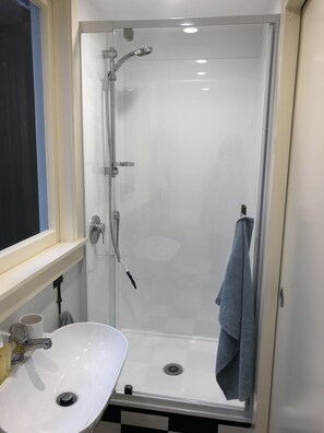 Shower, hair dryer, towels - Hotel Haumoana 2 - A gorgeous garden apartment. (Haumoana)