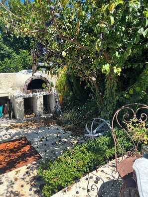 Terrace/patio - Hotel Haumoana 2 - A gorgeous garden apartment. (Haumoana)