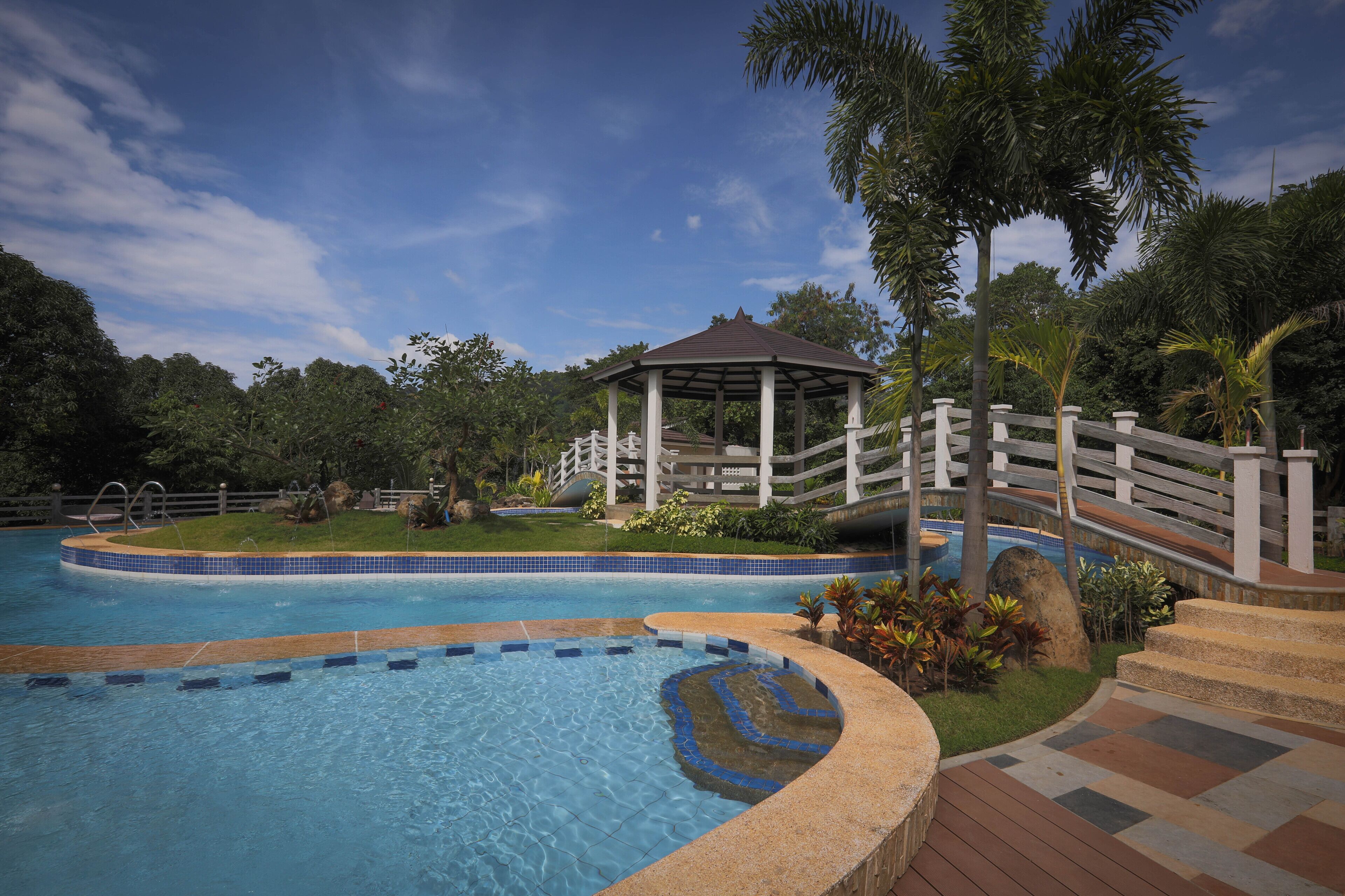 3 outdoor pools, open 9:00 AM to 6:00 PM, cabanas (surcharge)