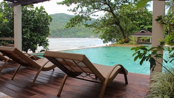 3 piscinas al aire libre, camas de piscina con cargo, sombrillas