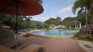 3 outdoor pools, open 9:00 AM to 6:00 PM, cabanas (surcharge)