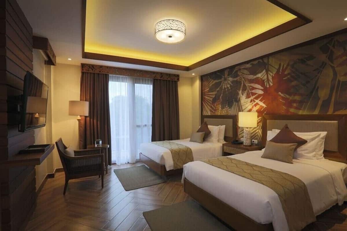 Premium Room | Bathroom | Shower, rainfall showerhead, free toiletries, hair dryer