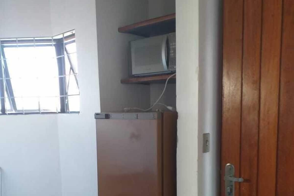 Refrigerador, microondas, utensilios de cocina
