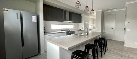 Frigorífic, microones, forn i placa de cuina