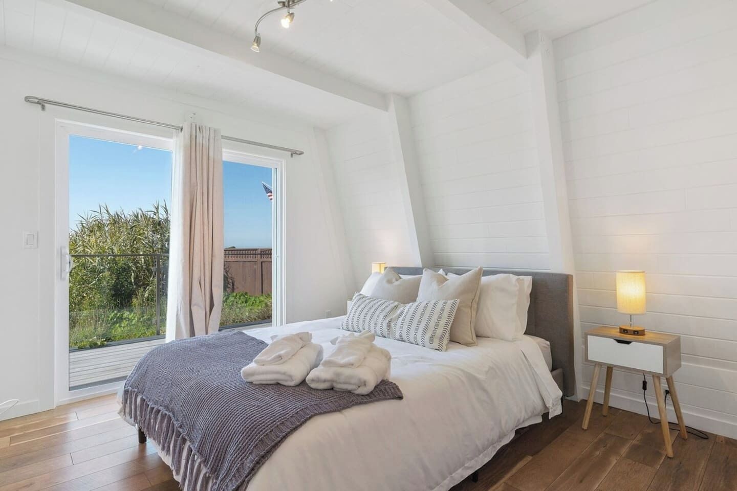 5 bedrooms, desk, iron/ironing board, WiFi