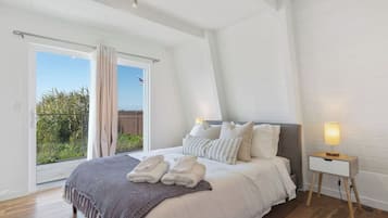 5 bedrooms, desk, iron/ironing board, WiFi