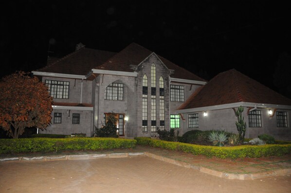 Exterior - Huge Family Home in Quiet Position (Karen)