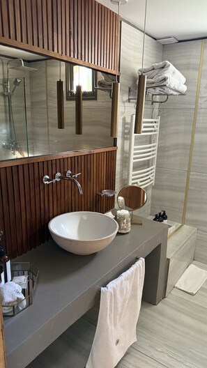 Shower, rainfall showerhead, free toiletries, hair dryer - Casa Septem (Tunuyan)
