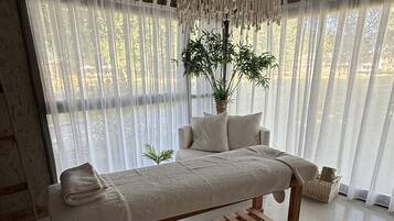 Couples treatment rooms, sauna, hot tub, body treatments