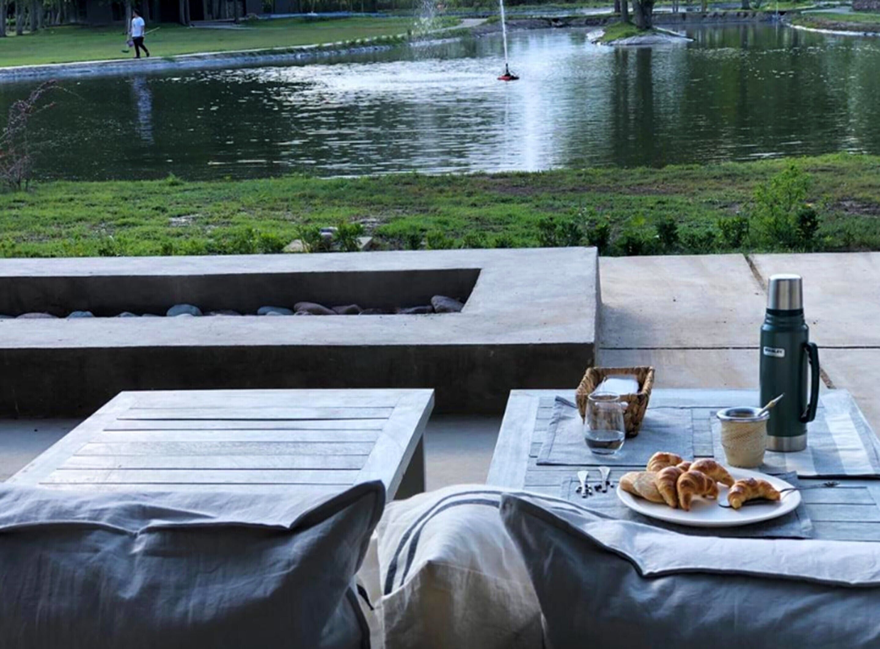 Se sirven almuerzos y cenas; cocina argentina; con vista al jardín