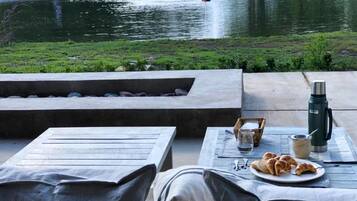 Se sirven almuerzos y cenas; cocina argentina; con vista al jardín