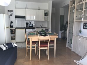 Jääkaappi, mikroaaltouuni, uuni, liesi
