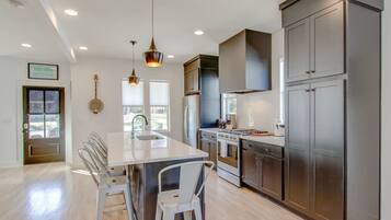 Køleskab, mikrobølgeovn, ovn, kogeplade