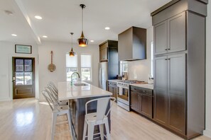 ثلاجة، ميكروويف، فرن، موقد طهي مسطح