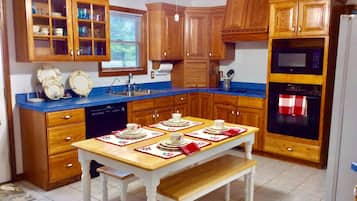 Køleskab, mikrobølgeovn, ovn, kogeplade