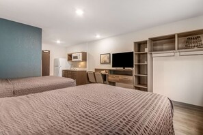 Habitación estándar, 2 camas matrimoniales, para no fumadores | Escritorio, tabla de planchar con plancha, wifi gratis y ropa de cama 