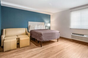 Standard Room, 1 Queen Bed, Non Smoking (Sofa) | Desk, iron/ironing board, free WiFi, bed sheets - WoodSpring Suites Doral Miami Airport (Miami)