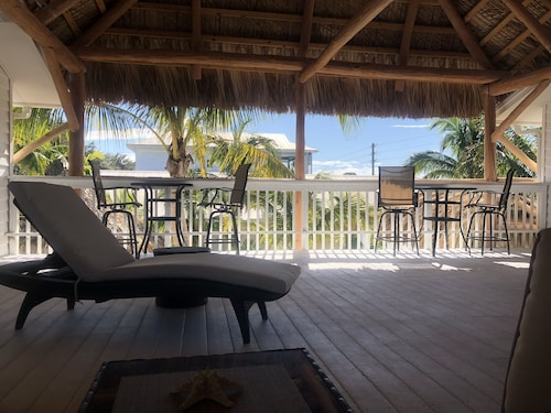 Neu auf dem Markt! Das Tor nach Palm Island. Karibisches Tiki Hut Gefühl