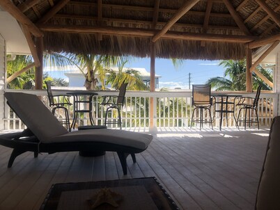 Tropical Gateway to the Beaches. Caribbean Tiki Hut feeling - w/m discounts