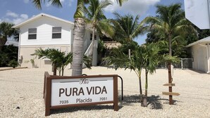 Opaste, jossa lukee: ”The Pura Vida”, osoite: 7035 Placida 7051.