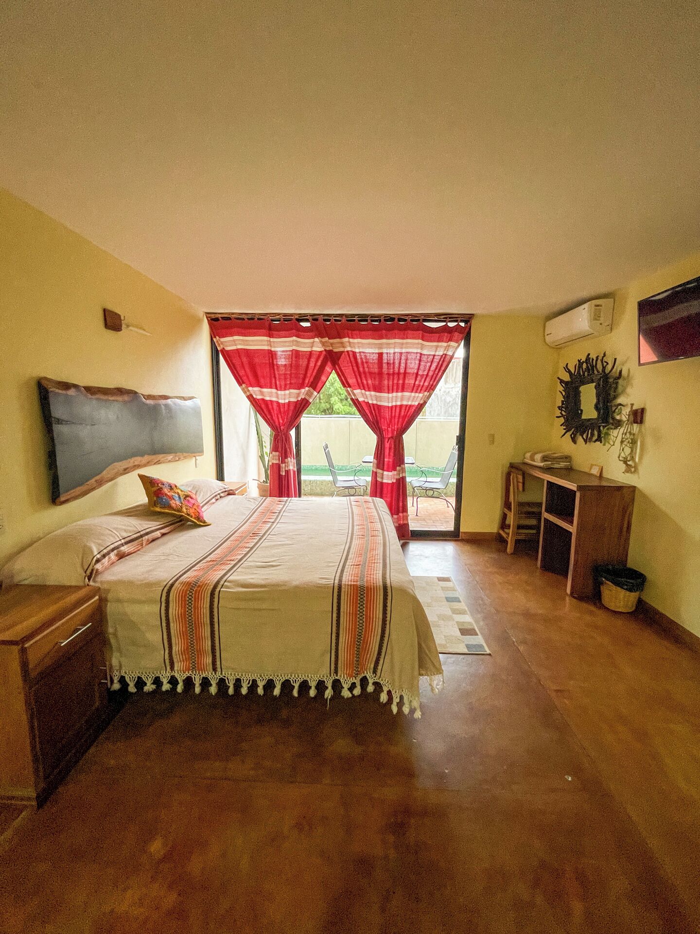 Habitación Deluxe, 1 cama King size, alberca privada | Baño | Regadera, regadera tipo lluvia, amenidades de baño gratuitas, toallas 