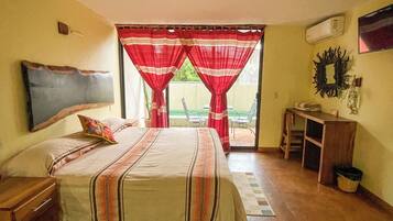 Habitación Deluxe, 1 cama King size, alberca privada | Baño | Regadera, regadera tipo lluvia, amenidades de baño gratuitas, toallas