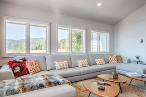 TV, peis, bøker og stereoanlegg