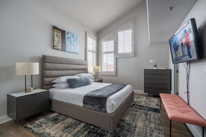 4 slaapkamers, een strijkplank/strijkijzer, reisbedje, gratis wifi