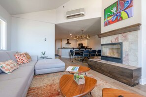 TV, peis, bøker og stereoanlegg