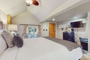 Internet, bed sheets - Romantic cabin with a patio - walk to restaurants, tasting rooms & more (Fredericksburg)