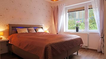 2 bedrooms, iron/ironing board, WiFi, bed sheets