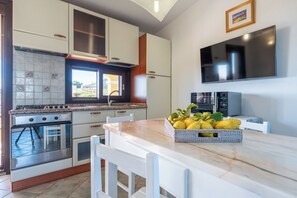 Refrigerador, horno, parrilla de estufa y utensilios de cocina 