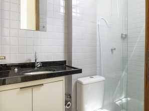 Chambre double | Salle de bain | Douche, articles de toilette (gratuits), serviettes fournies