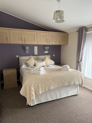 3 bedrooms, iron/ironing board, bed sheets